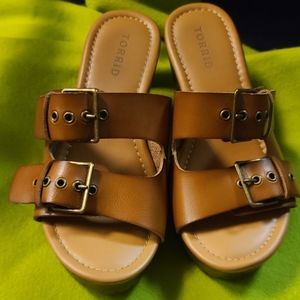 SZ 7 WW TORRID TAN PLATFORM SANDLES